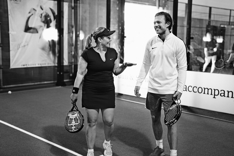 To personer der skal til at spille paddle tennis