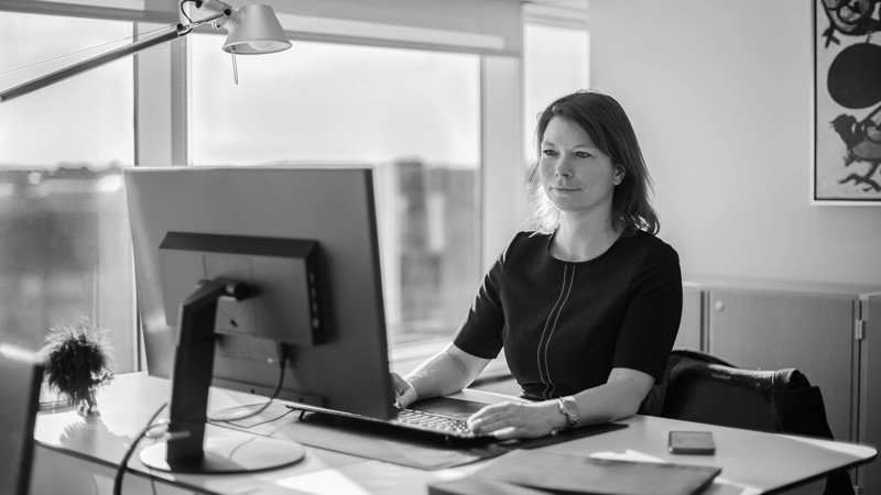 Kvinde der kigger ind i kameraet