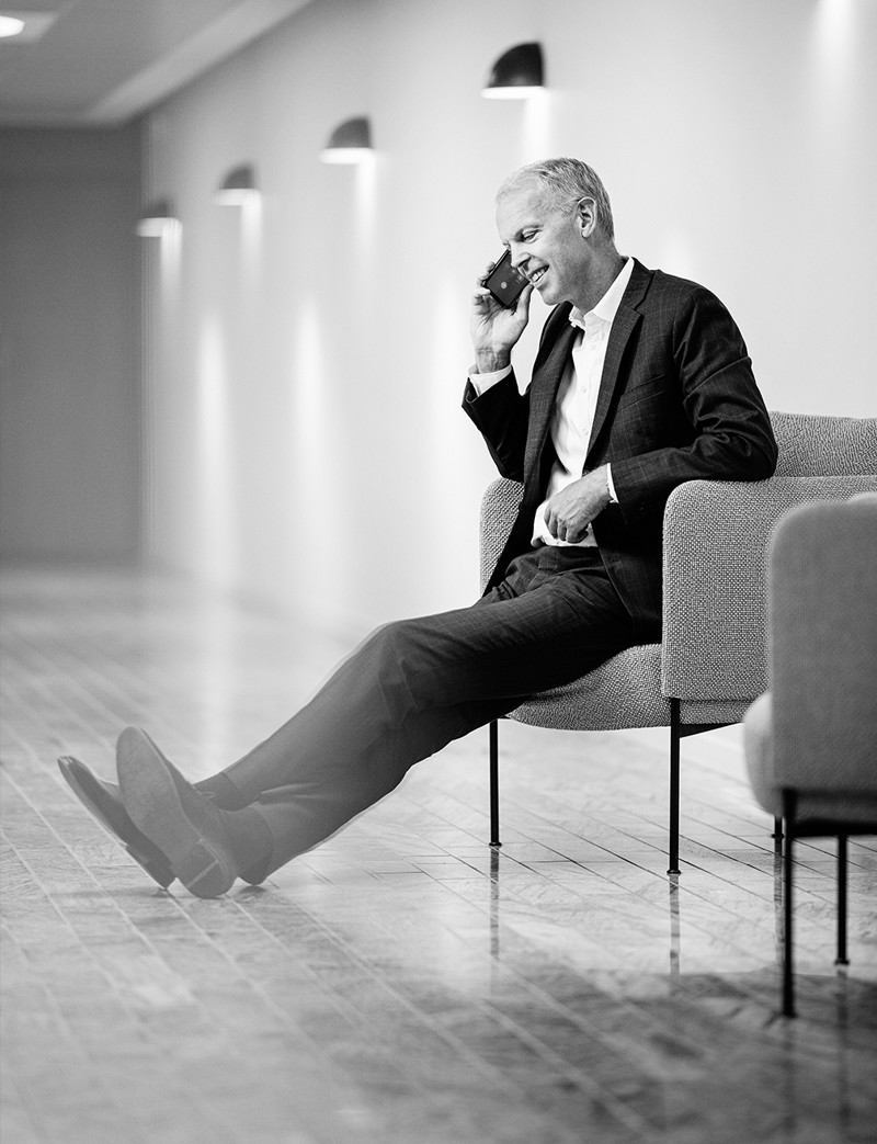 Finansdirektør Thomas Dyhrberg Nielsen fra Danica Pension sidder i en stol og taler i telefon